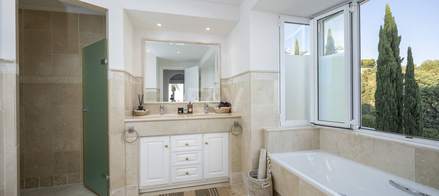 Elegant Villa i Altos de Los Monteros med oslagbar havsutsikt