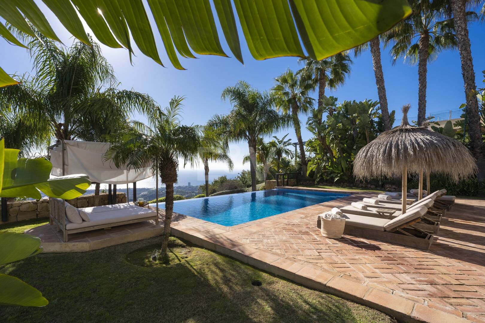 Elegant Villa i Altos de Los Monteros med oslagbar havsutsikt