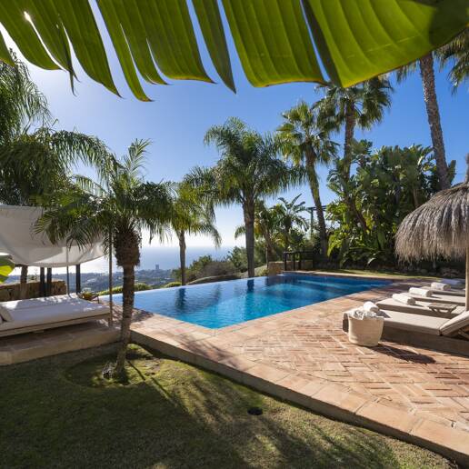 Elegant Villa i Altos de Los Monteros med oslagbar havsutsikt