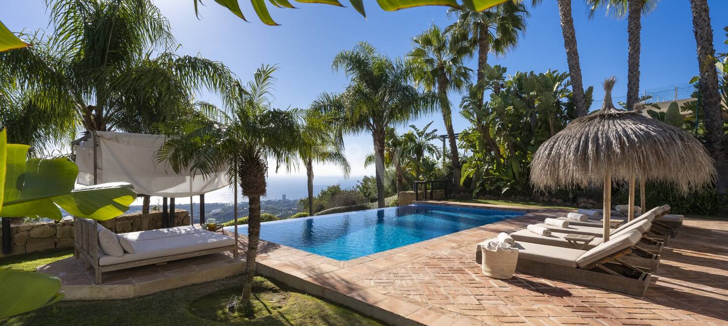 Elegant Villa i Altos de Los Monteros med oslagbar havsutsikt