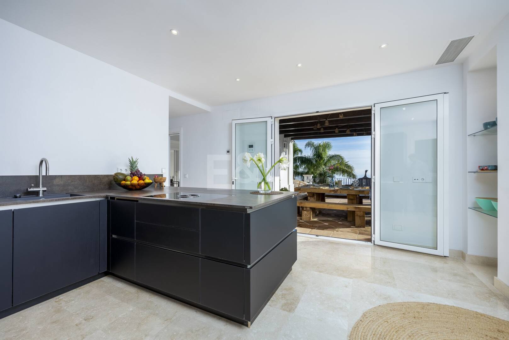 Elegant Villa i Altos de Los Monteros med oslagbar havsutsikt