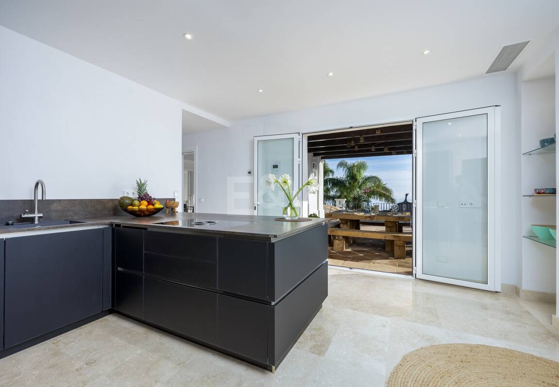 Elegant Villa i Altos de Los Monteros med oslagbar havsutsikt