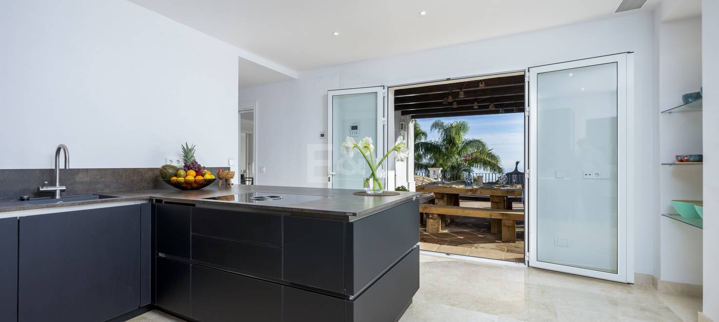 Elegant Villa i Altos de Los Monteros med oslagbar havsutsikt