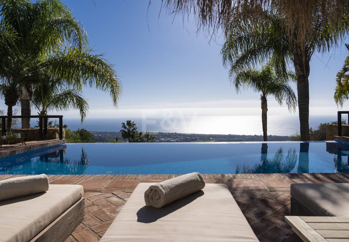 Elegant Villa i Altos de Los Monteros med oslagbar havsutsikt