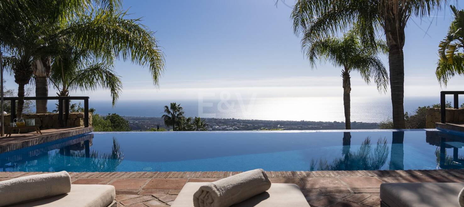 Elegant Villa i Altos de Los Monteros med oslagbar havsutsikt