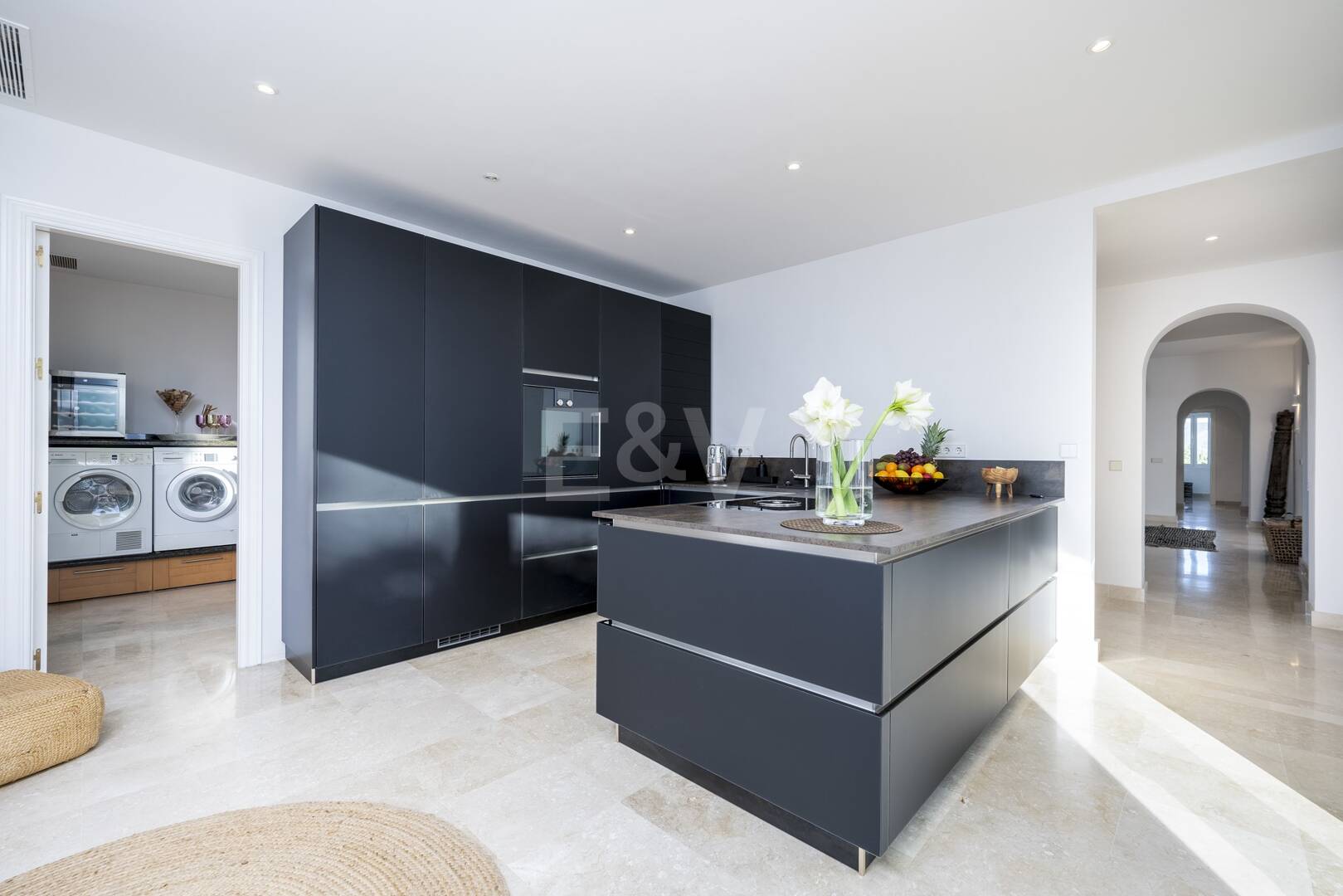 Elegant Villa i Altos de Los Monteros med oslagbar havsutsikt