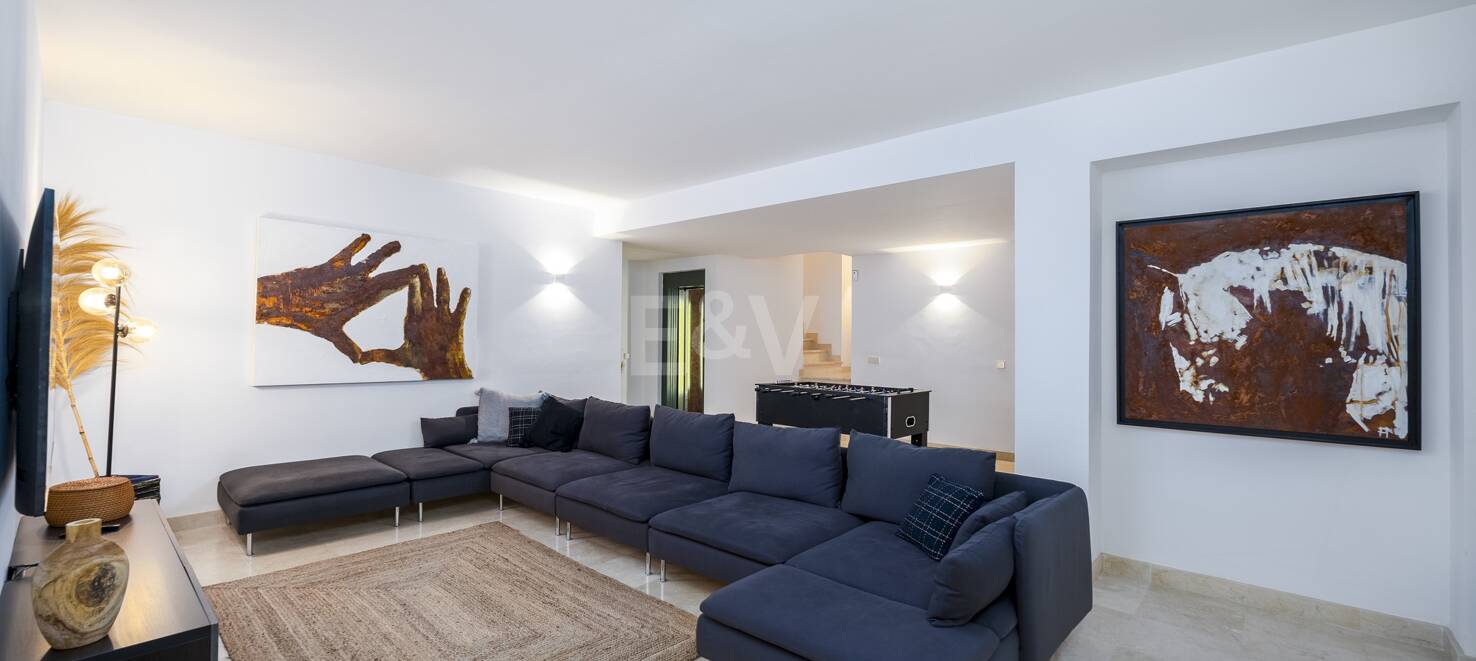 Elegant Villa i Altos de Los Monteros med oslagbar havsutsikt