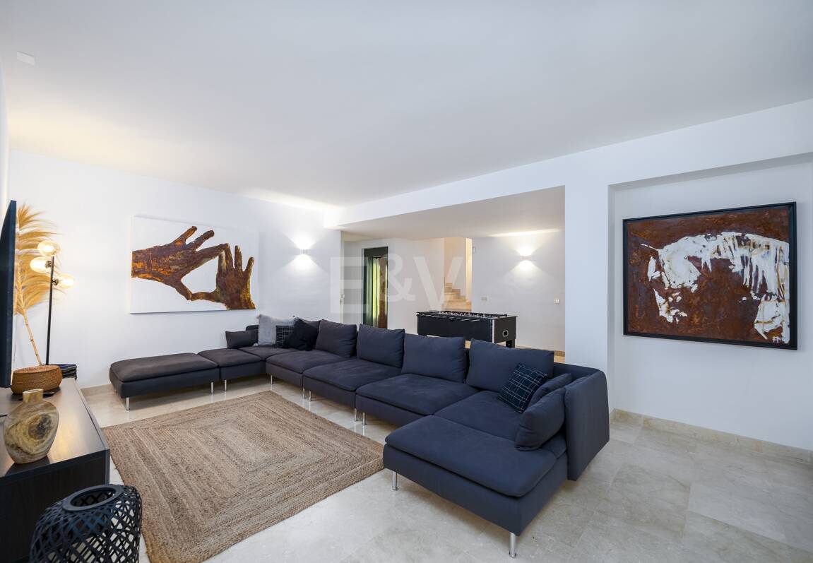 Elegant Villa i Altos de Los Monteros med oslagbar havsutsikt