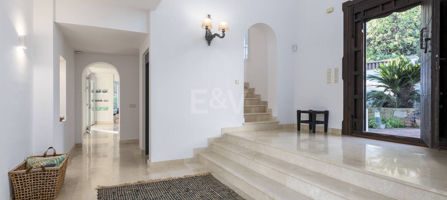 Elegant Villa i Altos de Los Monteros med oslagbar havsutsikt