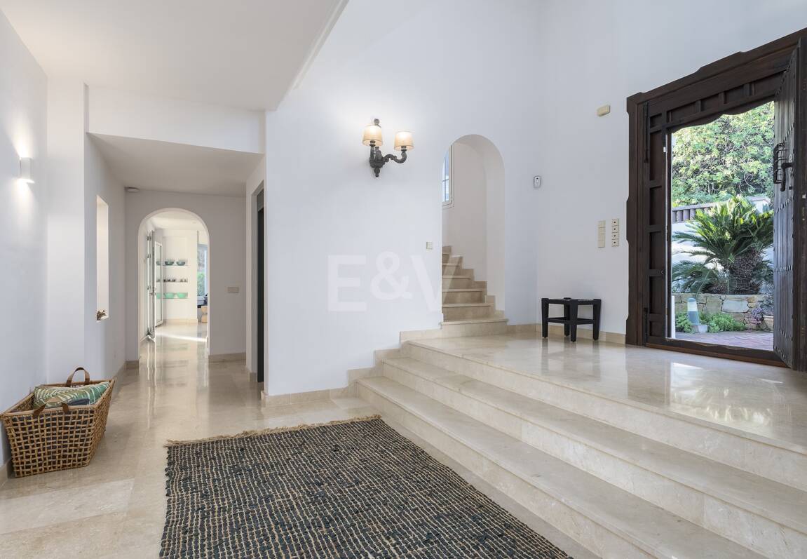 Elegant Villa i Altos de Los Monteros med oslagbar havsutsikt
