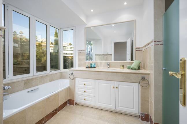 Elegant Villa i Altos de Los Monteros med oslagbar havsutsikt