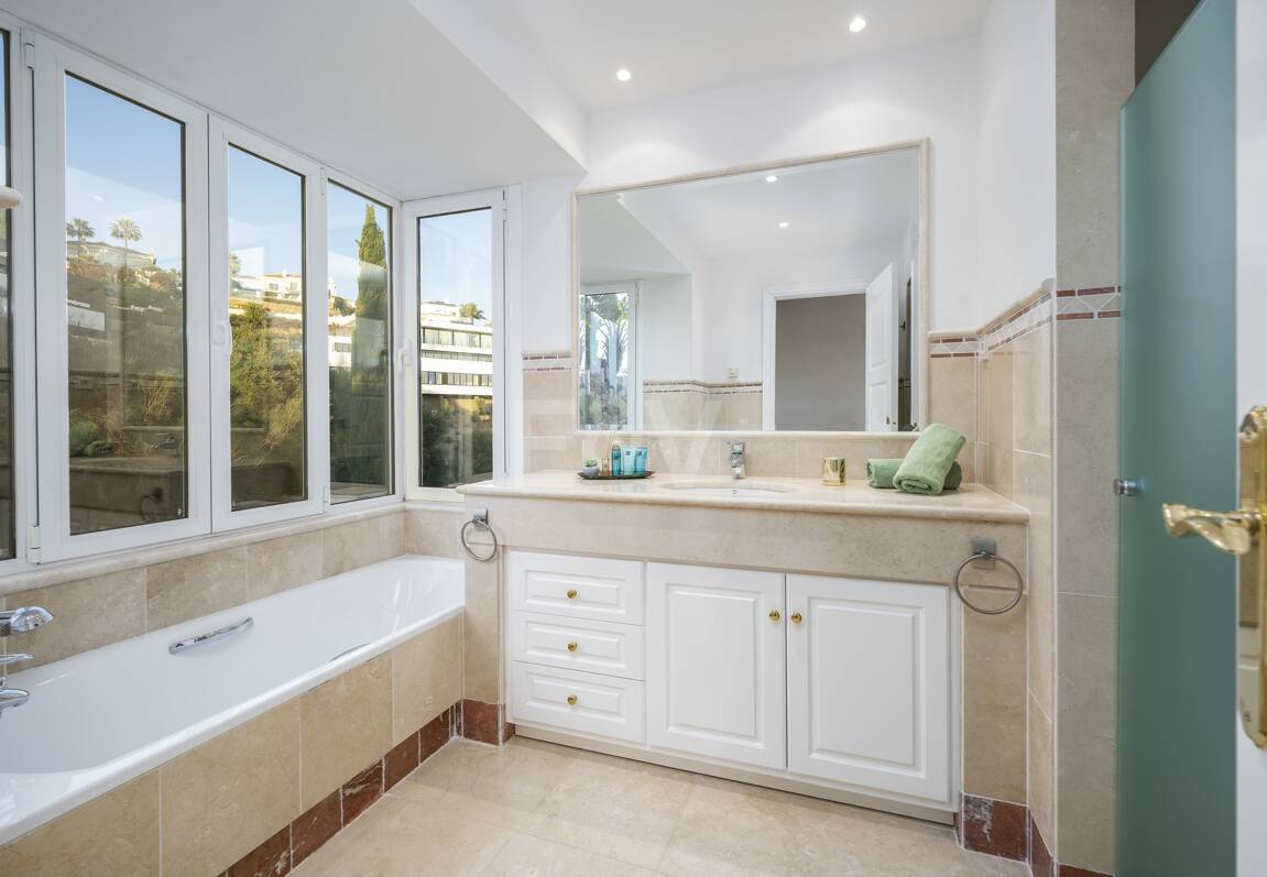 Elegant Villa i Altos de Los Monteros med oslagbar havsutsikt