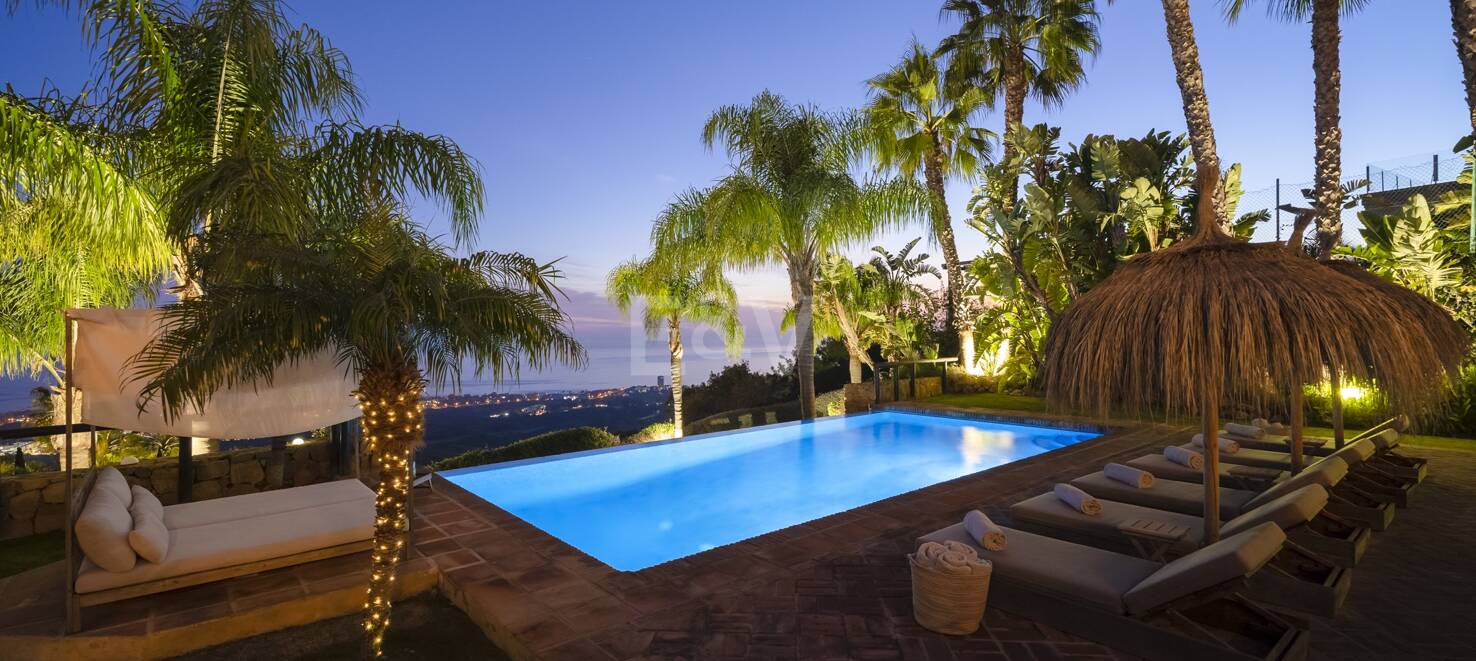 Elegant Villa i Altos de Los Monteros med oslagbar havsutsikt