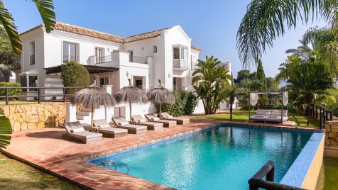 Elegante villa en Altos de Los Monteros con inmejorables vistas al mar