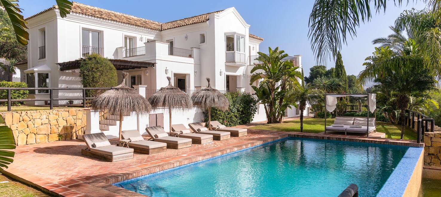 Elegant Villa i Altos de Los Monteros med oslagbar havsutsikt