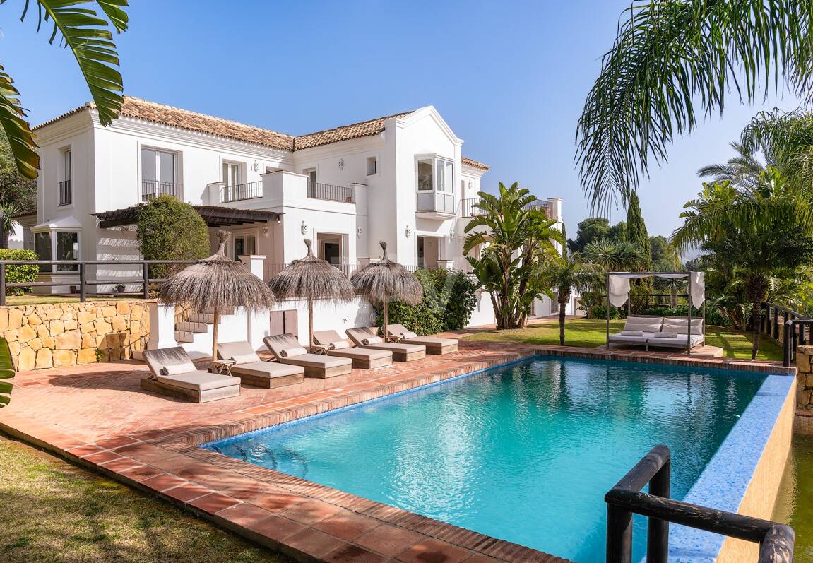 Elegant Villa i Altos de Los Monteros med oslagbar havsutsikt