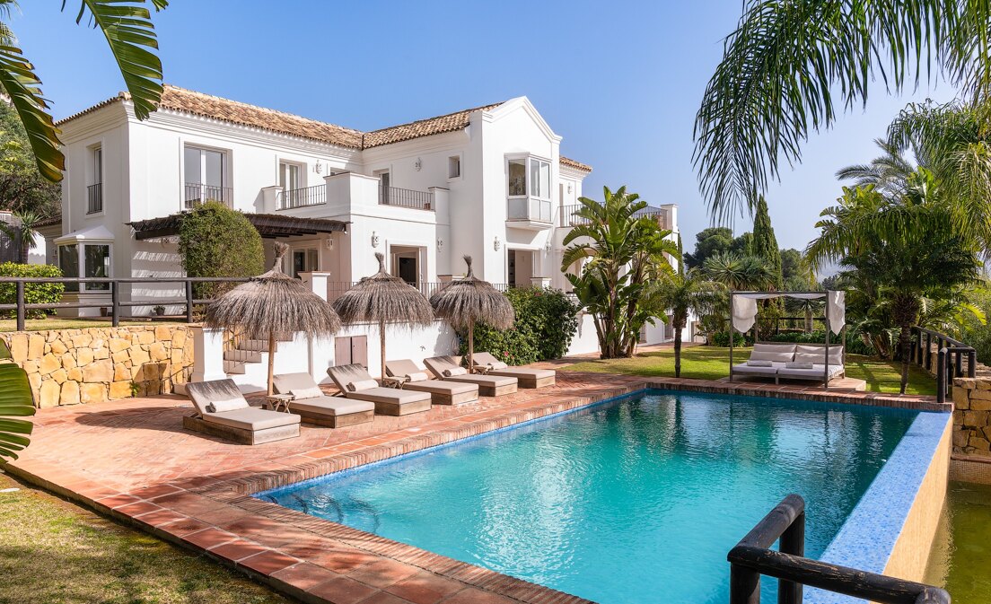 Villa élégante à Altos de Los Monteros avec vue imprenable sur la mer