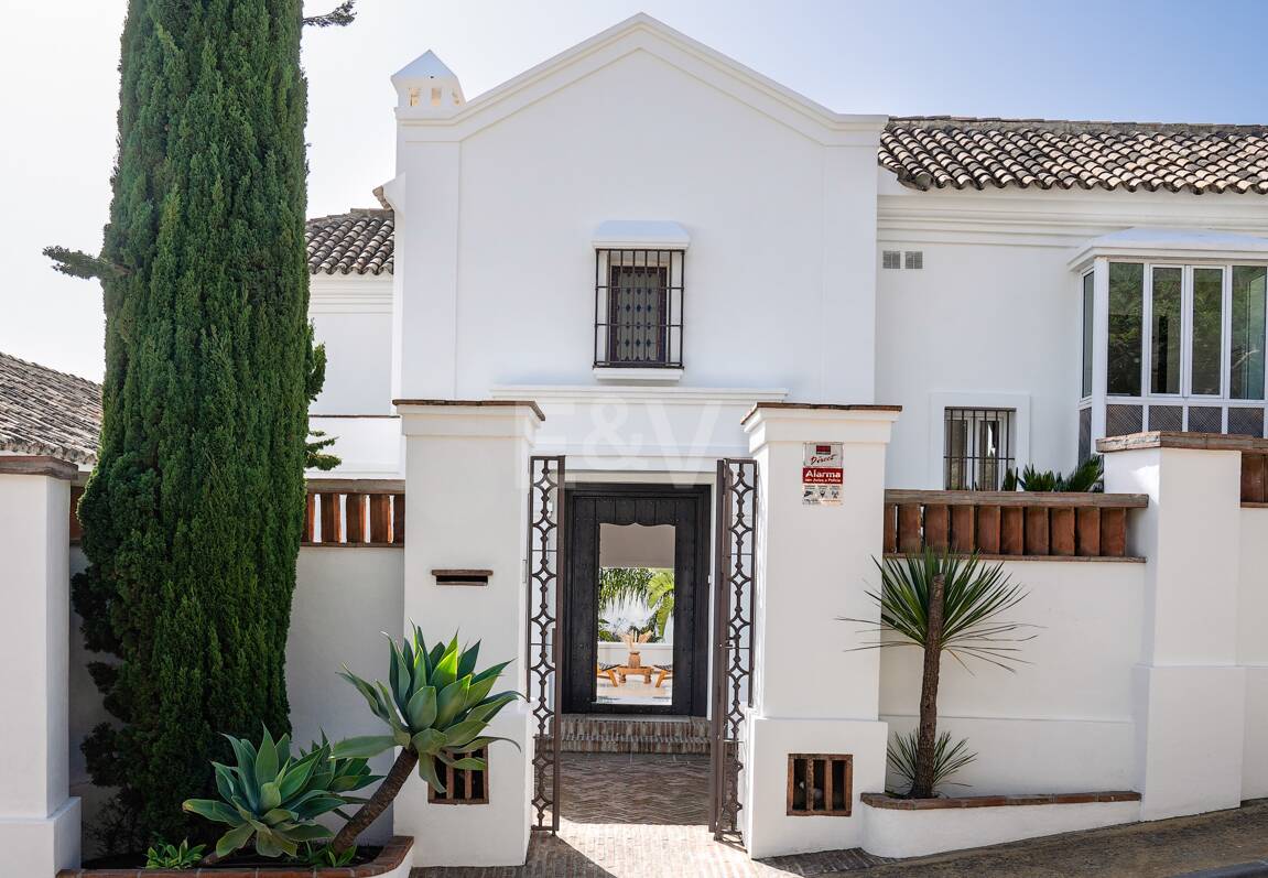 Elegant Villa i Altos de Los Monteros med oslagbar havsutsikt