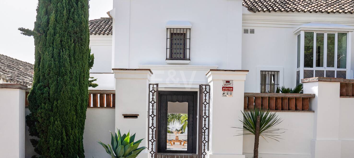Elegant Villa i Altos de Los Monteros med oslagbar havsutsikt
