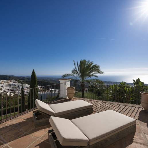 Elegant Villa i Altos de Los Monteros med oslagbar havsutsikt