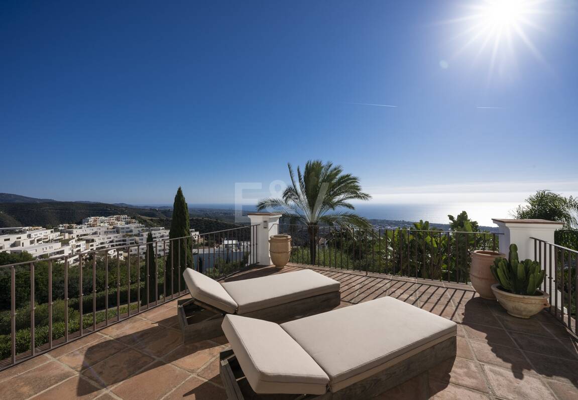 Elegant Villa i Altos de Los Monteros med oslagbar havsutsikt