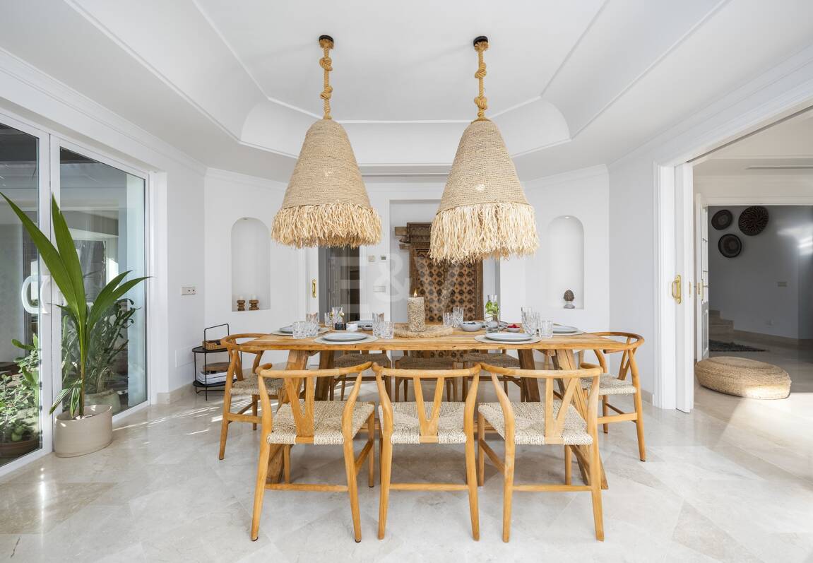 Elegant Villa i Altos de Los Monteros med oslagbar havsutsikt