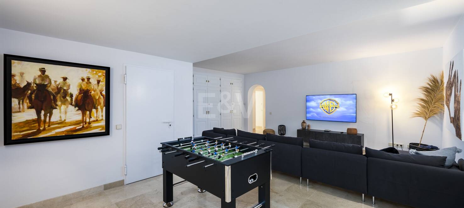 Elegant Villa i Altos de Los Monteros med oslagbar havsutsikt