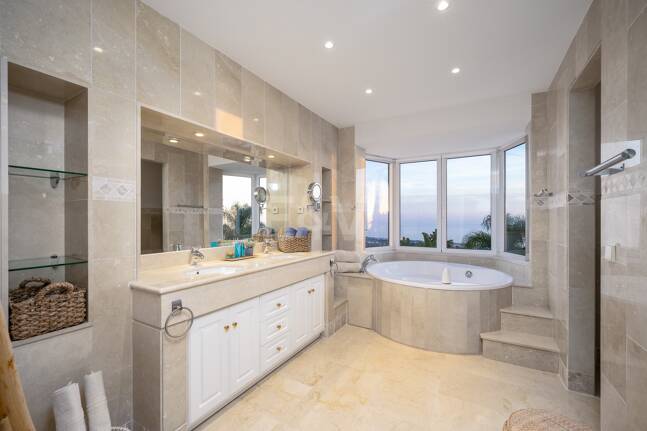 Elegant Villa i Altos de Los Monteros med oslagbar havsutsikt