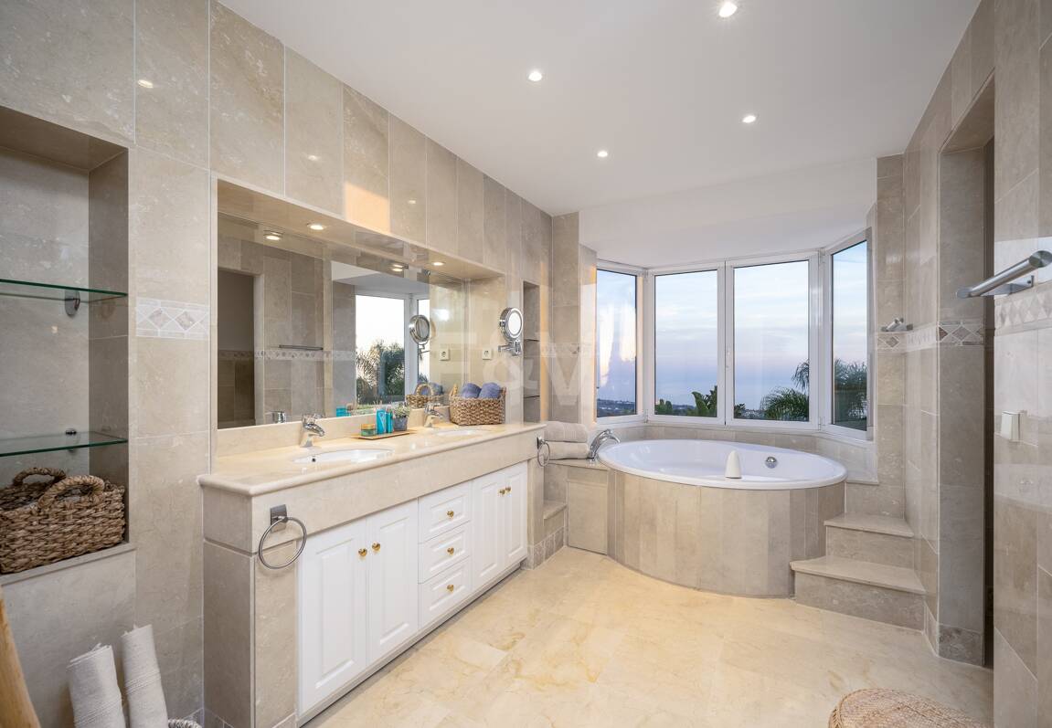 Elegant Villa i Altos de Los Monteros med oslagbar havsutsikt