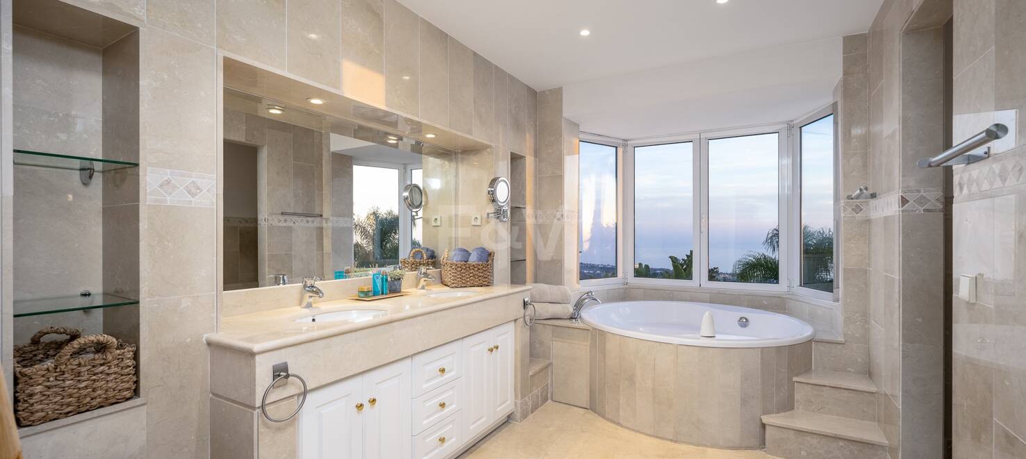 Elegant Villa i Altos de Los Monteros med oslagbar havsutsikt