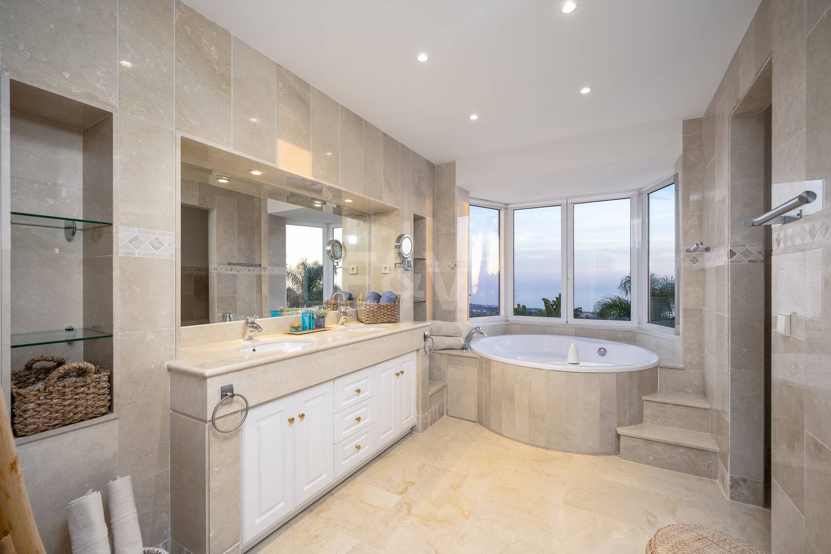 Elegant Villa i Altos de Los Monteros med oslagbar havsutsikt