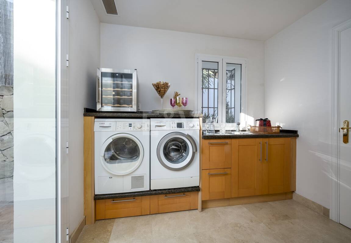 Elegant Villa i Altos de Los Monteros med oslagbar havsutsikt