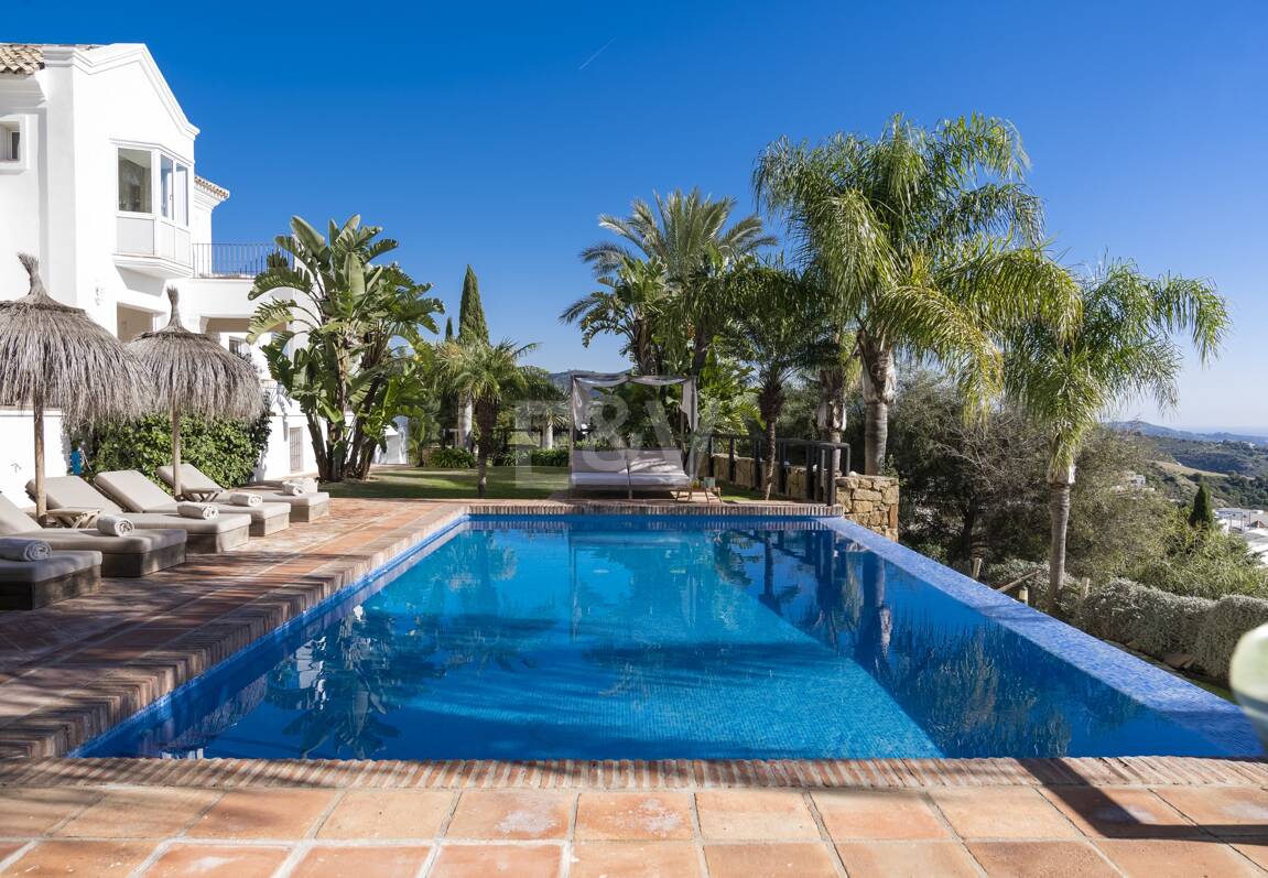 Elegant Villa i Altos de Los Monteros med oslagbar havsutsikt