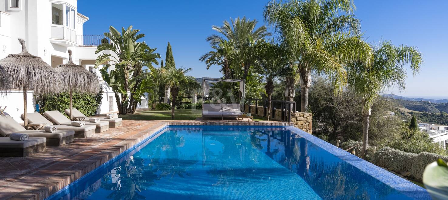 Elegant Villa i Altos de Los Monteros med oslagbar havsutsikt