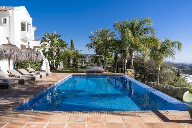 Elegant Villa i Altos de Los Monteros med oslagbar havsutsikt
