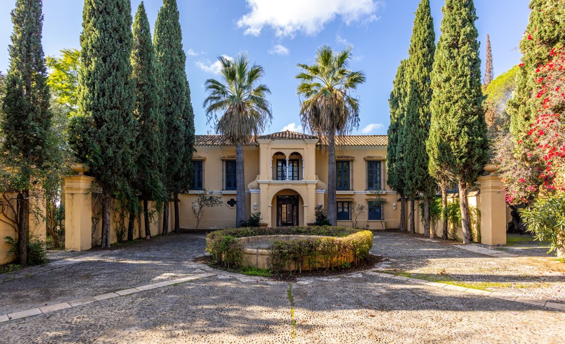 Investment opportunity: Original Villa with expansive plot to reform & develop 9 luxury villas in El Madroñal