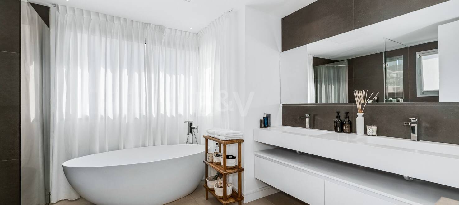 Modern Villa med havsutsikt i Santa Clara, Marbella
