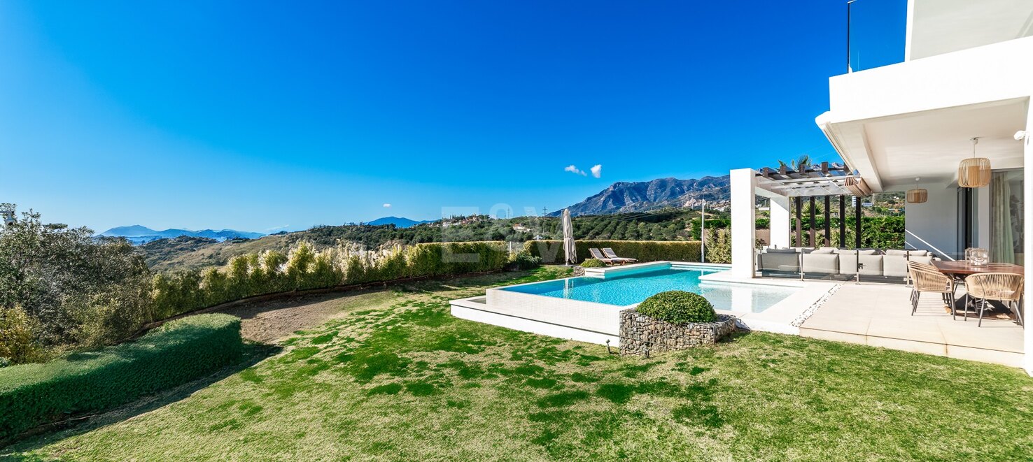 Moderne Villa mit Meerblick in Santa Clara, Marbella