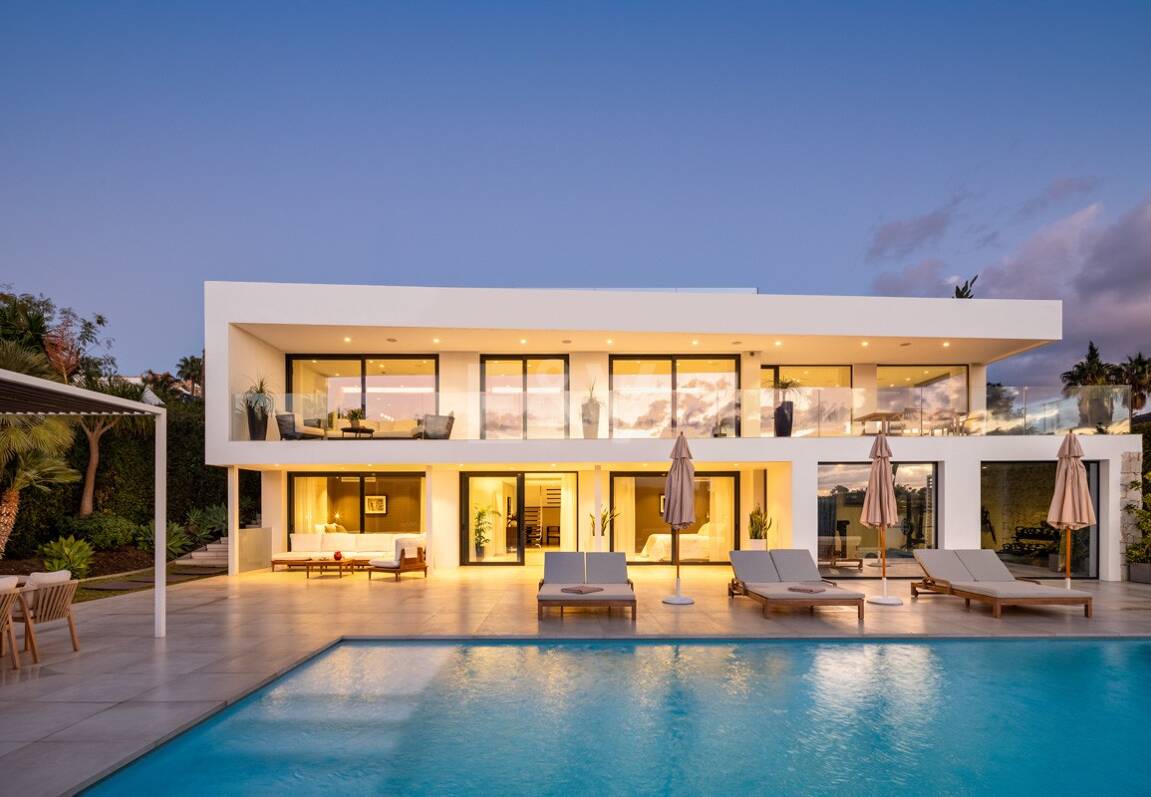 Villa exclusiva en primera línea de golf con vistas panorámicas y lujo contemporáneo