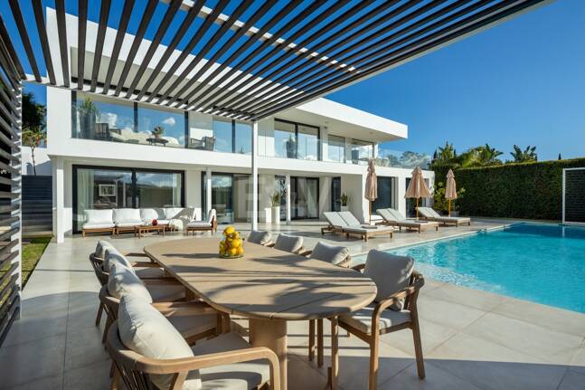 Villa exclusiva en primera línea de golf con vistas panorámicas y lujo contemporáneo