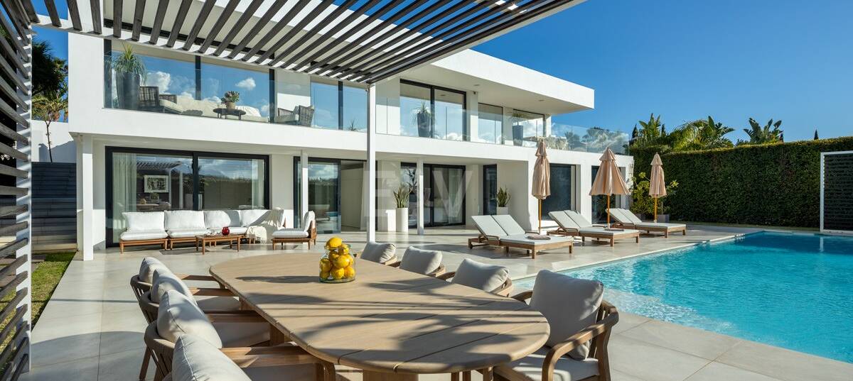 Exklusiv Frontline Golf Villa med panoramautsikt och samtida lyx