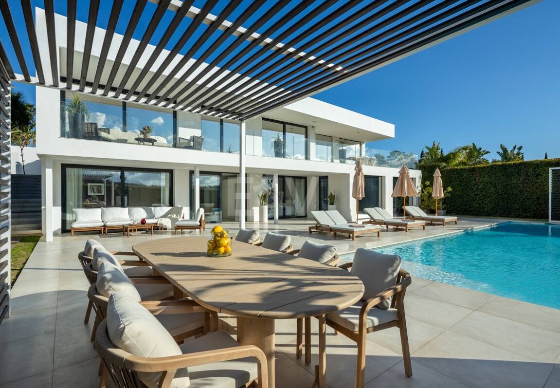 Villa exclusiva en primera línea de golf con vistas panorámicas y lujo contemporáneo