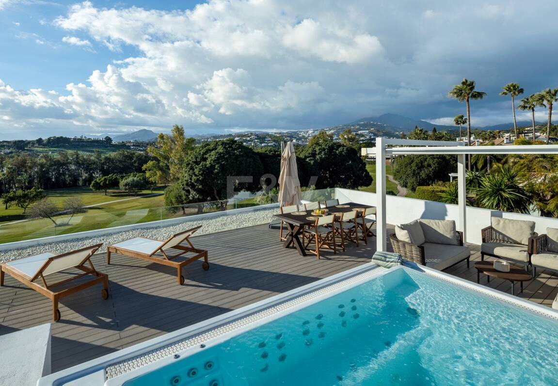 Villa exclusiva en primera línea de golf con vistas panorámicas y lujo contemporáneo