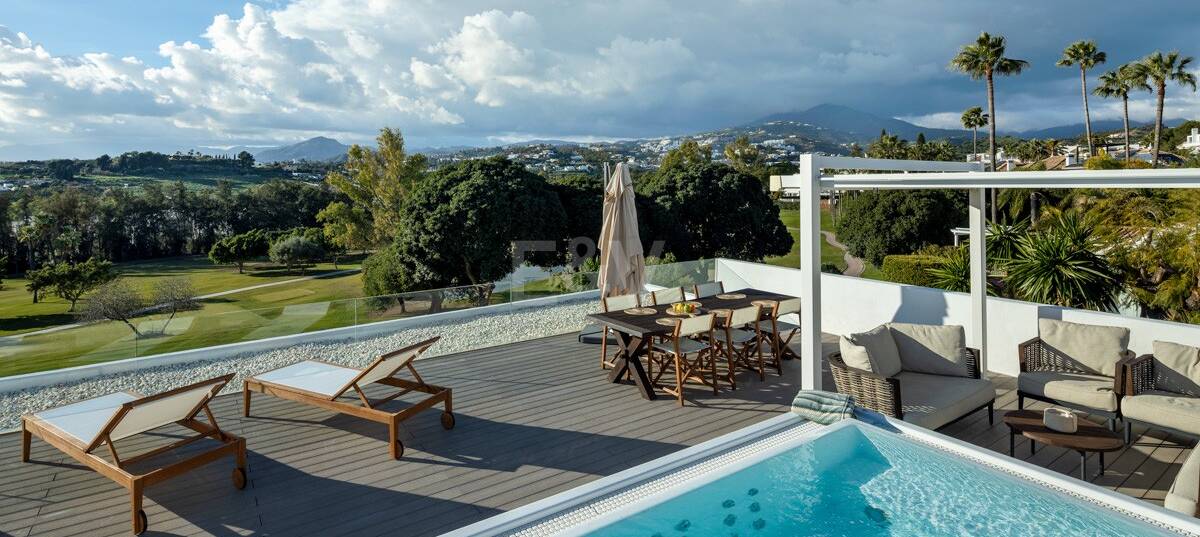 Exklusiv Frontline Golf Villa med panoramautsikt och samtida lyx
