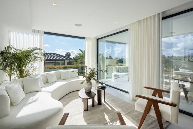Villa exclusiva en primera línea de golf con vistas panorámicas y lujo contemporáneo