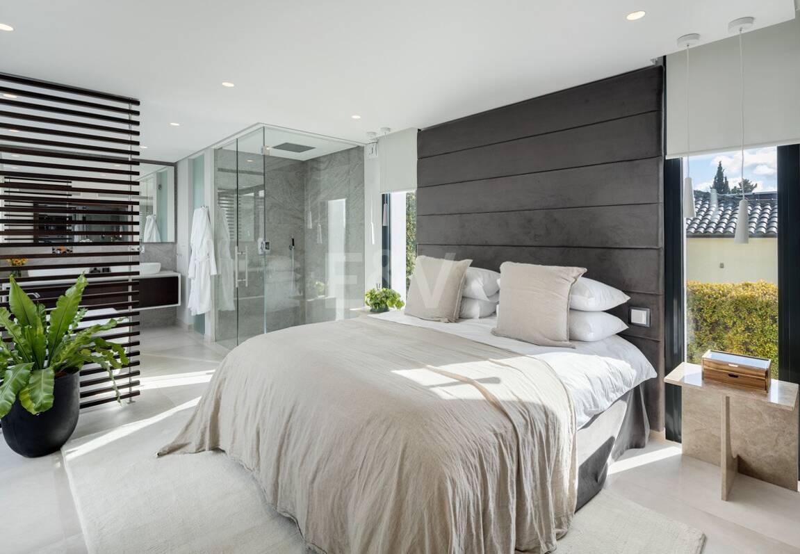 Villa exclusiva en primera línea de golf con vistas panorámicas y lujo contemporáneo