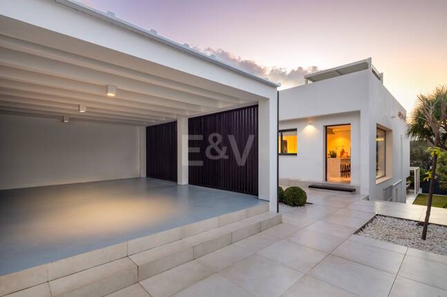 Villa exclusiva en primera línea de golf con vistas panorámicas y lujo contemporáneo
