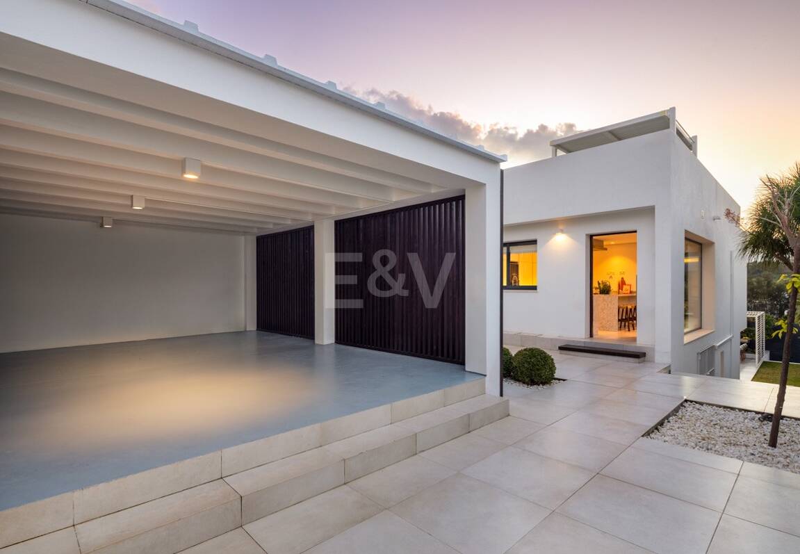 Villa exclusiva en primera línea de golf con vistas panorámicas y lujo contemporáneo
