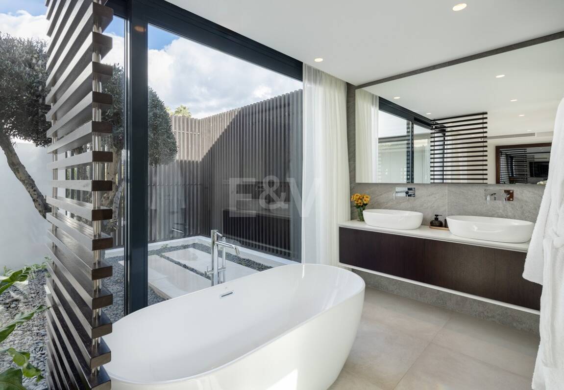 Villa exclusiva en primera línea de golf con vistas panorámicas y lujo contemporáneo