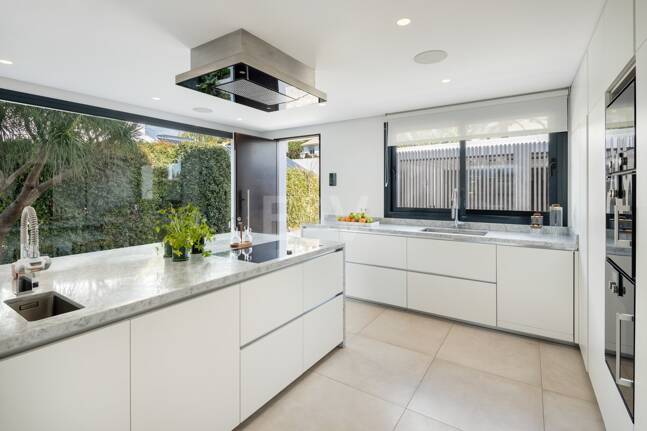 Villa exclusiva en primera línea de golf con vistas panorámicas y lujo contemporáneo